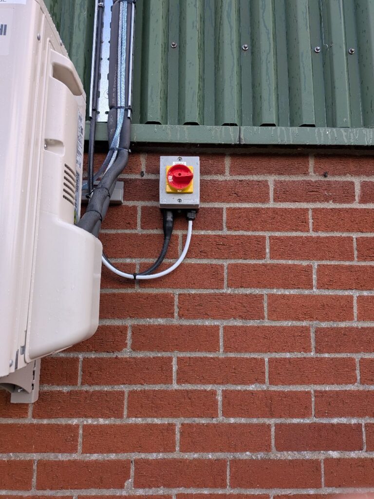Air conditioning condenser with its local isolator, wired and certified
